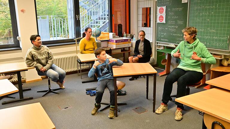 Tim Krammer war der erste Schüler, der die neuen transparenten Gesichtsmasken im Unterricht probieren durfte und sich mit seiner Lehrerin Ursula Axer (rechts) in Gebärdensprache unterhalten. Mit im Bild (von links) Fördermitglied Angelika Krammer, die Vorsitzende des Fördervereins Ilona Roppelt und Direktorin Bärbel Schmid. Tim Krammer war der erste Schüler, der die neuen transparenten Gesichtsmasken im Unterricht probieren durfte und sich mit seiner Lehrerin Ursula Axer (rechts) in Gebärdensprache unterhalten. Mit im Bild (von links) Fördermitglied Angelika Krammer, die Vorsitzende des Fördervereins Ilona Roppelt und Direktorin Bärbel Schmid.