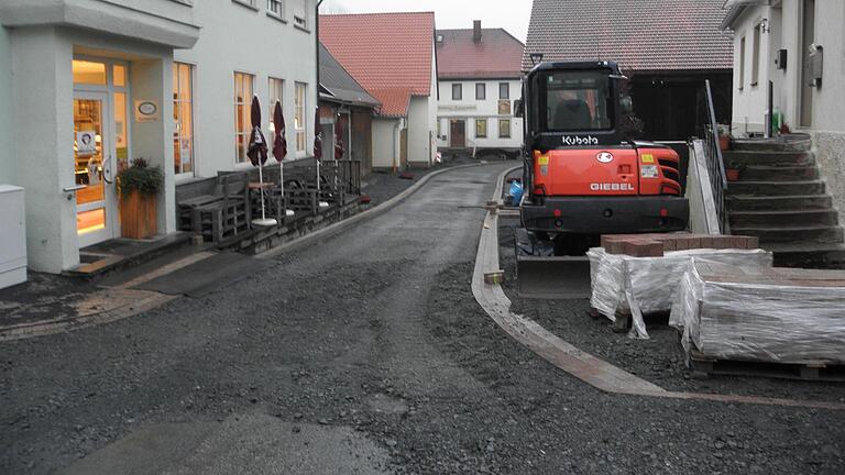 Dass Sanierungs-Arbeiten im Bereich Gerberzwinger und Mühlgasse noch nicht abgeschlossen sind, bedauern nicht nur die Anwohner, sondern auch Bürgermeister Georg Seiffert, wie er jetzt in der Bürgerversammlung erklärte. Dass Sanierungs-Arbeiten im Bereich Gerberzwinger und Mühlgasse noch nicht abgeschlossen sind, bedauern nicht nur die Anwohner, sondern auch Bürgermeister Georg Seiffert, wie er jetzt in der Bürgerversammlung erklärte. 