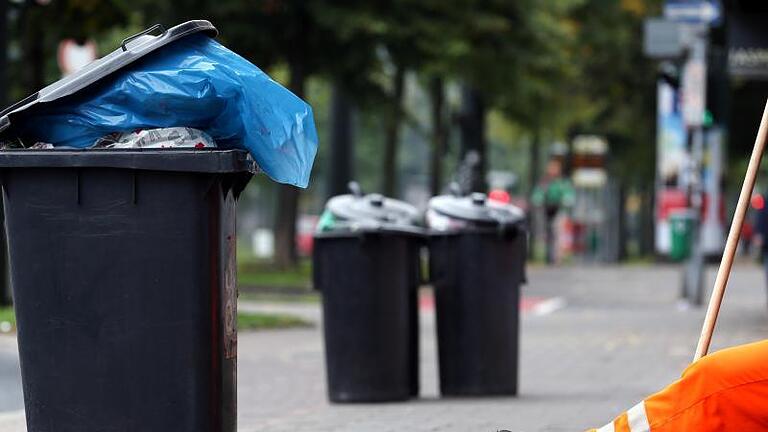 Die Wiederverwertungsquote steigt seit Jahren. Foto: Martin Gerten       -  Müllwerker sind meist Beschäftigte im öffentlichen Dienst und genießen damit eine recht hohe Arbeitssicherheit. Doch welches Gehalt bekommen sie?