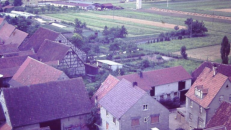 Dorfansicht Grettstadt 1963: Vor dem Flurbereinigungsverfahren waren die Ackerflächen der Bauern oft nur schmale Streifen, verbunden mit langen Anfahrtswegen. Dorfansicht Grettstadt 1963: Vor dem Flurbereinigungsverfahren waren die Ackerflächen der Bauern oft nur schmale Streifen, verbunden mit langen Anfahrtswegen.