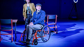 Im Mainfrankentheater auf der Probebühne:kommt 'Was Wanda will',
ein Schauspiel von Lena Hach, zur
Uraufführung.                       Besetzung: Daria Lik (Wanda), Nils David Bannert (Der Meister), Julia Baukus (Lynn), Laura Storz (Desiree), Nils van der Horst (Schulze), Eva-Lina Wenners (Kai)