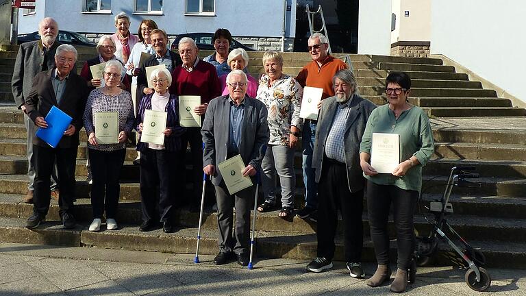 Auf dem Bild in der ersten Reihe Klaus Neisser, Doris Schwab, Annette Dobersch, Rudolf Sauer, Wolf Dieter Grahn, Ursula Schröder. Zweite Reihe Dr. Klaus Büttner, Barbara Enders, Richard Puchta, Horst Dobersch, Helga Rehm, Elfriede Höglmeier, Andreas Schröder. Dritte Reihe Hiltrud Hain, Christel Bottler und Sigrid Weimer.