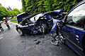 Sportwagenfahrer schwer verletzt       -  (yvv)   Schwer verletzt wurde ein Sportwagenfahrer am Freitagnachmittag bei einem Frontalzusammenstoß auf der Bundesstraße 26 zwischen Rechtenbach und dem Bischborner Hof. Der Fahrer des BMW Z3 war gegen 14 Uhr von Lohr kommend in Richtung Aschaffenburg unterwegs, als er etwa einen Kilometer nach dem Rechtenbacher Ortsausgang im Auslauf einer Linkskurve ins Schleudern geriet. Der Mann aus dem Raum Aschaffenburg geriet dadurch auf die Gegenfahrbahn, wo er frontal mit einem entgegenkommenden Peugeot zusammenstieß. Der BMW-Fahrer wurde durch den Aufprall zunächst im Fußbereich seines Wagens eingeklemmt und schwer verletzt. Er wurde mit dem Rettungshubschrauber in eine Klinik geflogen. Der Peugeot-Fahrer, ebenfalls aus dem Raum Aschaffenburg, wurde leicht verletzt ins Krankenhaus gebracht. An beiden Fahrzeugen entstand Totalschaden in Höhe von rund 25 000 Euro. Die Bundesstraße musste für rund eine Stunde voll gesperrt werden.