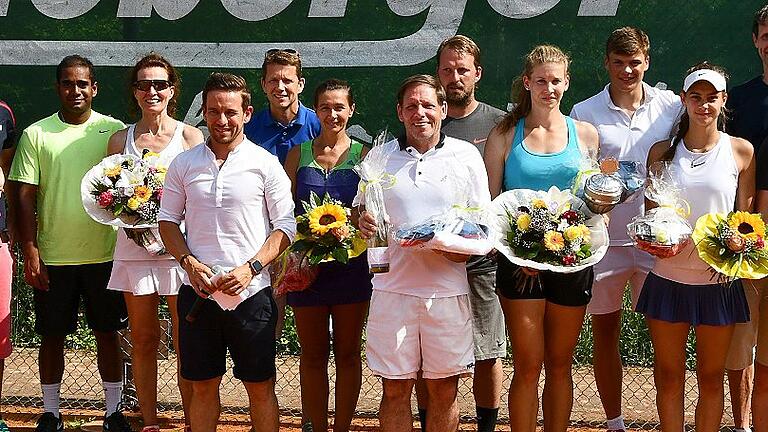 Sieger, Verantwortliche und Platzierte der dritten Güntersleben Open, von links: Janina Woschitz (Turnierorganisation) mit Töchterchen Amelie, Andreas Rupp (Turnierorganisation) John Dissanayake (2. Aktive), Ellen Schmitt (Siegerin Frauen 50), Manuel Wolf (Turnierorganisation), Stefan Albers (3. Männer 50), Veronique Appelmann (2. Frauen 50), Raymond Bender (Sieger Männer 40), Andre Haas (2. Männer 40), Natalie Pröse (Siegern Aktive), Patrick Zahraj (Sieger Aktive), Antonia Schmidt (2. Aktive), Jürgen Henneberger (Hauptsponsor) und Anton Eberharter (Sieger Nebenrunde Männer 50).
