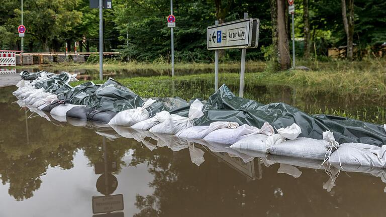 Mit Sandsäcken die Fluten zu kanalisieren wie hier in Volkach ist immer nur ein Herumdoktern ein Symptomen. Für einen nachhaltigen Hochwasserschutz braucht es bedeutend mehr. Mit Sandsäcken die Fluten zu kanalisieren wie hier in Volkach ist immer nur ein Herumdoktern ein Symptomen. Für einen nachhaltigen Hochwasserschutz braucht es bedeutend mehr.