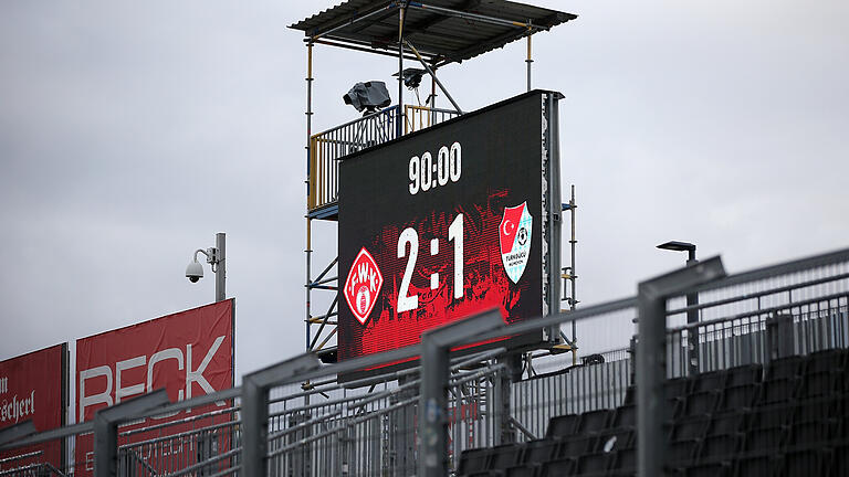 Da steht es! Endlich konnten die Kickers den ersten Saison-Heimdreier dieser Saison feiern. Da steht es! Endlich konnten die Kickers den ersten Saison-Heimdreier dieser Saison feiern.