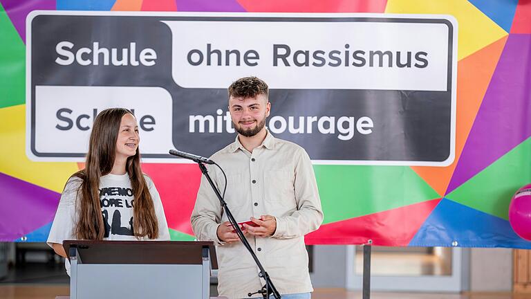 Die Schülersprecher Elisa Kraiß und Benedikt Kleinhenz moderierten die Veranstaltung. Die Schülersprecher Elisa Kraiß und Benedikt Kleinhenz moderierten die Veranstaltung.