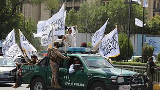 Taliban-Mitglieder in Kabul       -  Für die militant-islamistischen Taliban ist der Jahrestag des Abzugs der US-geführten Truppen aus Afghanistan ein Grund zum Feiern.