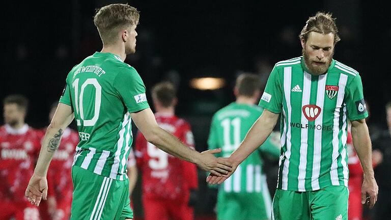 Hinten jubeln die Kickers, vorne sind die Schweinfurter gefrustet: 1:0-Torschütze Kristian Böhnlein (rechts) lässt sich von Florian Pieper aufmuntern und hat einen zähen Saison-Ausklang ohne sportlichen Wert vor Augen. Hinten jubeln die Kickers, vorne sind die Schweinfurter gefrustet: 1:0-Torschütze Kristian Böhnlein (rechts) lässt sich von Florian Pieper aufmuntern und hat einen zähen Saison-Ausklang ohne sportlichen Wert vor Augen.