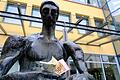 Vieldeutig: Die Skulptur eines Sitzenden vor dem Landratsamt wird im Regen stehen gelassen. Gilt das auch für die Kommunen, die unter der geplanten Erhöhung der Kreisumlage ächzen? Im Kreisausschuss wächst jedenfalls der Widerstand über die Fraktionen hinweg.