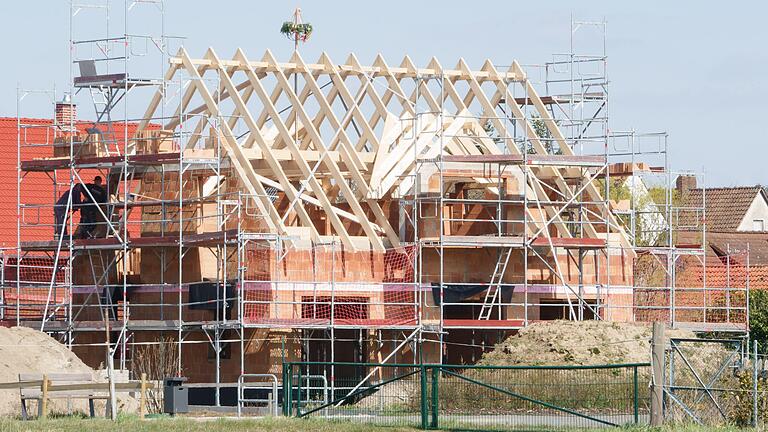 Mit hohen Zinsen und Baukosten schwindet auch für viele Besserverdiener der Traum vom Eigenheim. Bayern verspricht nun finanzielle Hilfe für Immobilienkäufer, doch Verbraucherschützer warnen.