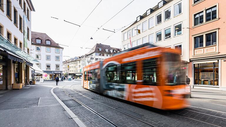 Die Fahrgäste der Würzburger Straßenbahnen erwartet ab dem neuen Schuljahr eine Verbesserung des Angebots durch Taktverdichtung: Künftig werden alle Straßenbahnlinien im 15-Minuten-Takt fahren. Die Fahrgäste der Würzburger Straßenbahnen erwartet ab dem neuen Schuljahr eine Verbesserung des Angebots durch Taktverdichtung: Künftig werden alle Straßenbahnlinien im 15-Minuten-Takt fahren.