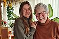 Alisia Stein (links) ist eine der ausgebildeten 'ehrenamtlichen Einzelpersonen', hier mit ihrer Oma Irene Geuter. Bei ihr kann sie wegen der nahen Verwandtschaft nicht arbeiten, sie hilft in der Nachbarschaft.