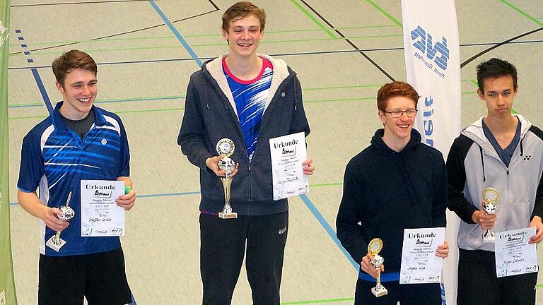 Zwei Marktheidenfelder auf dem Podium: Der Zweitplatzierte Steffen Grün (links) und der Dritte Moritz Unz (Zweiter von Rechts)  bei der Siegerehrung des Einzelwettbewerbs. Ganz oben steht freilich Sieger Kevin Feibicke (Neuhausen-Nymphenburg).