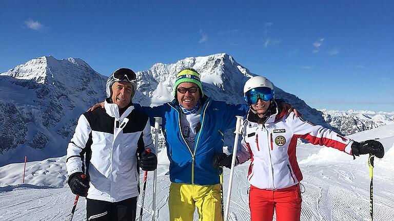 Ski-Legende Gustav Thöni (links) mit Fan Klaus Ludwig und Skilehrerin Luisa Pfeiffer vor dem Ortler-Massiv im Skigebiet Sulden.
