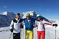 Ski-Legende Gustav Thöni (links) mit Fan Klaus Ludwig und Skilehrerin Luisa Pfeiffer vor dem Ortler-Massiv im Skigebiet Sulden.