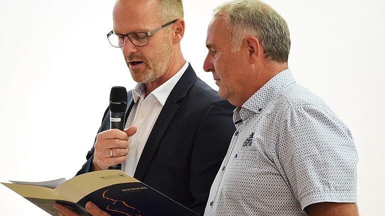 Michael Dröse (links) vom Verband bayerischer Sing- und Musikschulen überreichte Peter Häring die Ehrennadel des Verbandes. Michael Dröse (links) vom Verband bayerischer Sing- und Musikschulen überreichte Peter Häring die Ehrennadel des Verbandes.