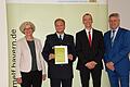 Brigitte Baumeister vom Amt für Ernährun  (AELF) Würzburg (links) und Ministerialdirigent Eckbert Dauer  gratulierten Polizeioberrat Ralf Wiegand (2. von links) und demKüchenleiter des Oerlenbacher Bundespolizei-Ausbildungszentrums, Marcel Spenkuch zum gesunden Essen. Foto: Baumgart/Staatsministerium für Ernährung, Landwirtschaft und Forsten       -  Brigitte Baumeister vom Amt für Ernährun  (AELF) Würzburg (links) und Ministerialdirigent Eckbert Dauer  gratulierten Polizeioberrat Ralf Wiegand (2. von links) und demKüchenleiter des Oerlenbacher Bundespolizei-Ausbildungszentrums, Marcel Spenkuch zum gesunden Essen. Foto: Baumgart/Staatsministerium für Ernährung, Landwirtschaft und Forsten