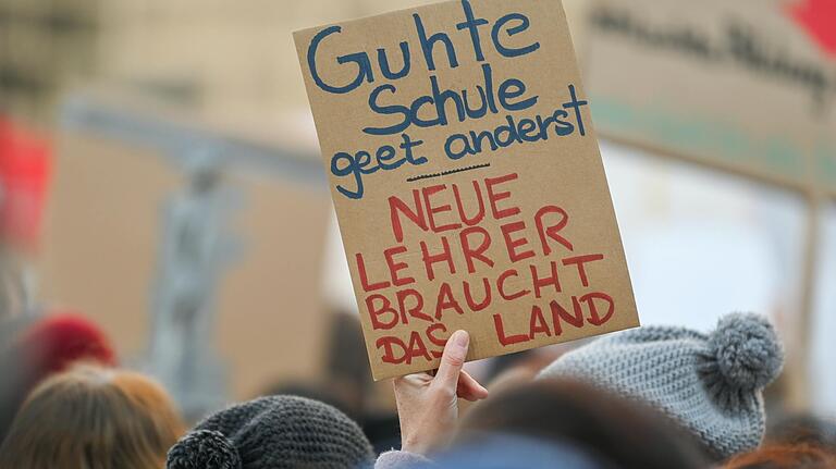 Anfang dieses Jahres, als Corona noch nicht Bayerns Schulleben beherrschte, demonstrierten bayernweit die Lehrer gegen das Maßnahmenpaket von Kultusminister Michael Piazolo zur Bekämpfung des Lehrermangels. Anfang dieses Jahres, als Corona noch nicht Bayerns Schulleben beherrschte, demonstrierten bayernweit die Lehrer gegen das Maßnahmenpaket von Kultusminister Michael Piazolo zur Bekämpfung des Lehrermangels. 