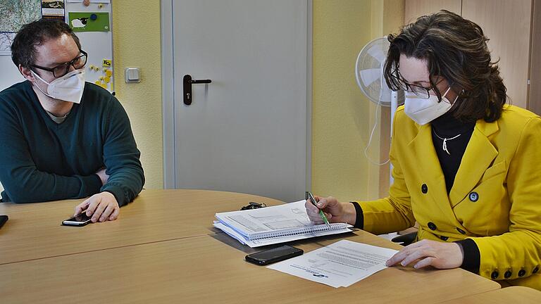 Vor der Sitzung des Krisenstabs: Vorabbesprechung der Leiterin des Krisenstabs, Susanne Reum, gemeinsam mit Pressesprecher Christopher Eichler.