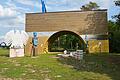 Die Goldene Brücke ist heute noch das Kunstobjekt, das als erstes die Blicke auf sich zieht. In den vergangenen Jahren ist im Umfeld ein besonderer Skulpturenpark entstanden, der an die einstige Teilung Deutschlands, aber auch an die Wiedervereinigung erinnert.