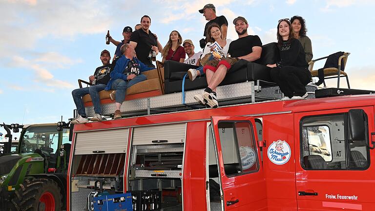 Die Dorfjugend aus Acholshausen hat das ehemalige Feuerwehrauto zum Party-Truck umfunktioniert.