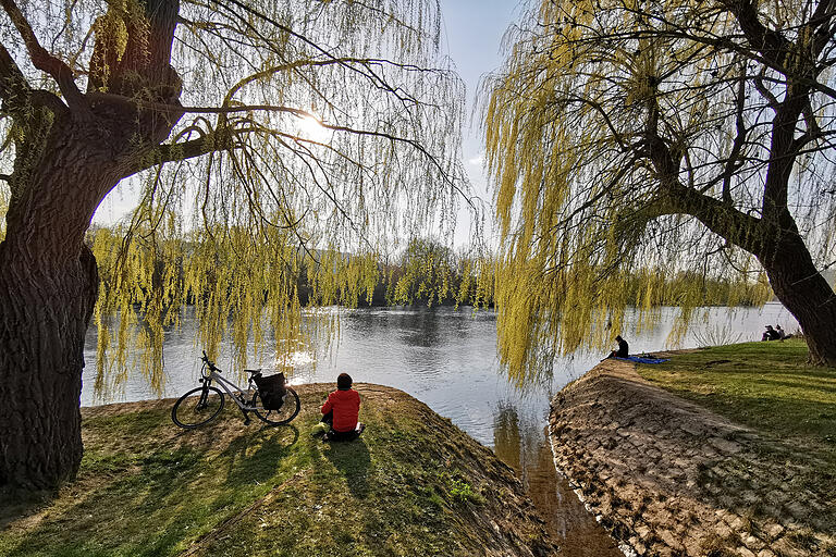 Letzte Rast an der Promenade in Randersacker. Die Sonne steht schon tief hinter den Weiden am Mainufer. Letzte Rast an der Promenade in Randersacker. Die Sonne steht schon tief hinter den Weiden am Mainufer. 