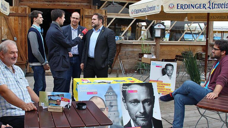Optimistisch: (Stehend von rechts) Daniel Föst, Spitzenkandidat der bayerischen FDP, Nicolas Thoma, Direktkandidat der FDP für den Wahlkreis, bei einem Interview. Sitzend links Dr. Hans-Joachim Hofstetter, Kreisvorsitzender FDP.  Foto: Werner Vogel       -  Optimistisch: (Stehend von rechts) Daniel Föst, Spitzenkandidat der bayerischen FDP, Nicolas Thoma, Direktkandidat der FDP für den Wahlkreis, bei einem Interview. Sitzend links Dr. Hans-Joachim Hofstetter, Kreisvorsitzender FDP.  Foto: Werner Vogel