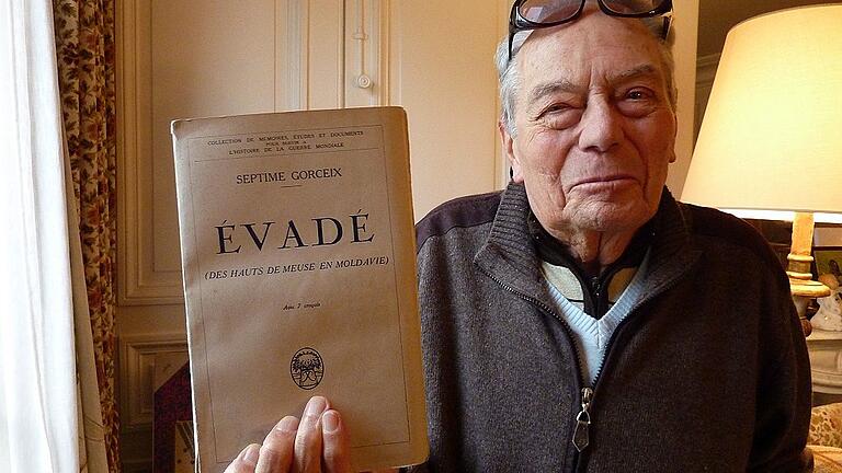 Sohn Antoine Gorceix mit dem Buch seines Vaters. Sohn Antoine Gorceix mit dem Buch seines Vaters.