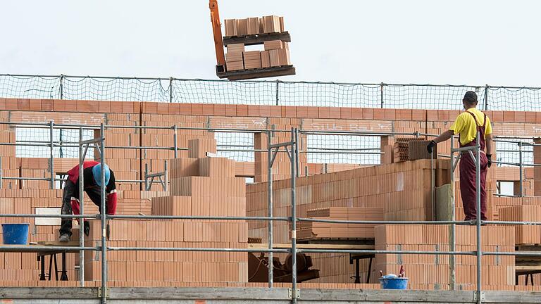 Ein Betrieb in Nordheim will auf seinem Gelände ein neues Sozialgebäudes mit Pausen- und Aufenthaltsräumen für seine Beschäftigten bauen (Symbolbild). Ein Betrieb in Nordheim will auf seinem Gelände ein neues Sozialgebäudes mit Pausen- und Aufenthaltsräumen für seine Beschäftigten bauen (Symbolbild). 