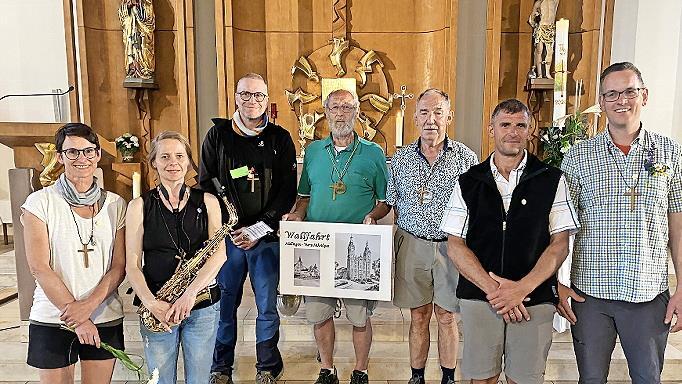 Langjährige Wallfahrts-Teilnehmerinnen und -Teilnehmer wurden geehrt: (von links) Monika Kunzmann (14 Teilnahmen), Katja Demling (7), Oliver Speck, Georg Kiesel (40), Roland Braun (25), Michael Weber (14) und Johannes Pal (14).       -  Langjährige Wallfahrts-Teilnehmerinnen und -Teilnehmer wurden geehrt: (von links) Monika Kunzmann (14 Teilnahmen), Katja Demling (7), Oliver Speck, Georg Kiesel (40), Roland Braun (25), Michael Weber (14) und Johannes Pal (14).