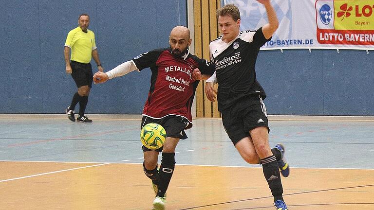 Übersicht über die Hallenfußball-Titelkämpfe       -  Spielertrainer Hassan Rmeithi (links) und seine Geesdorfer Landesliga-Schützlinge haben sich für die Schweinfurter Kreisendrunde im Hallenfußball qualifiziert. Sie findet am Samstag, 12. Januar, in Bergrheinfeld statt.