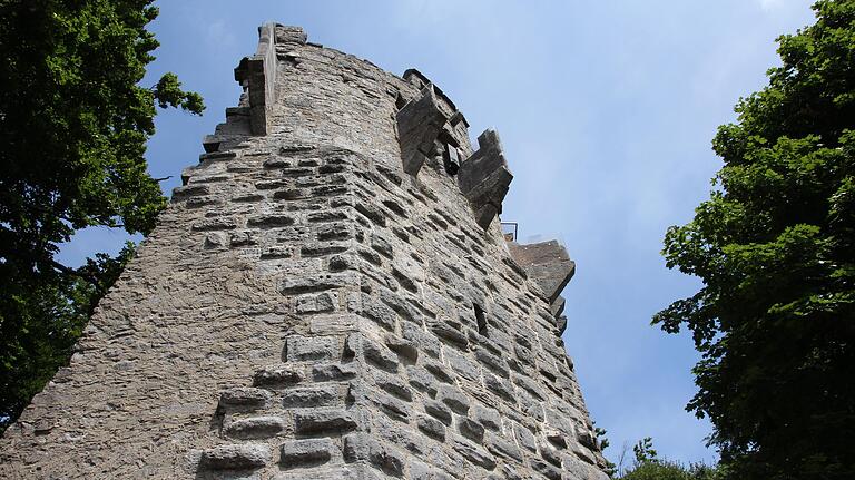 Der mächtige Bergfried der Burgruine Stollburg gilt als architektonische Besonderheit in ganz Franken: Er war achteckig konzipiert. Der mächtige Bergfried der Burgruine Stollburg gilt als architektonische Besonderheit in ganz Franken: Er war achteckig konzipiert.