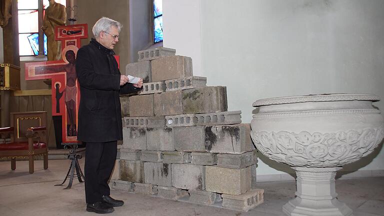 Sorgen und Nöte können die Menschen während der österlichen Bußzeit in der Klagemauer in der Stadtpfarrkirche Eltmann ablegen. Pfarrer Bernhard Öchsner nimmt die Anliegen dann mit in die Gottesdienste auf. Sorgen und Nöte können die Menschen während der österlichen Bußzeit in der Klagemauer in der Stadtpfarrkirche Eltmann ablegen. Pfarrer Bernhard Öchsner nimmt die Anliegen dann mit in die Gottesdienste auf.