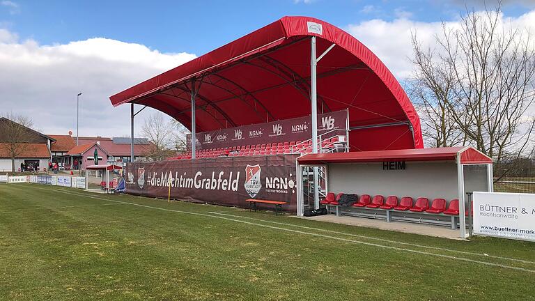 Die überdachte Tribüne in der NGN-Arena des TSV Aubstadt (Schulstadion, Aubstadt)