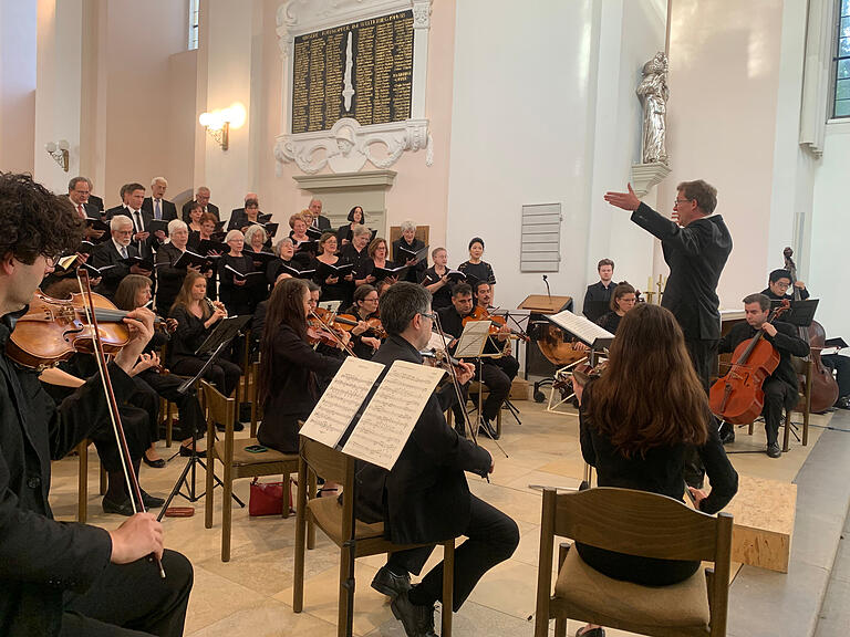 Dekanatskantor Martin Blaufelder dirigierte mit vollem Einsatz die Paul-Eber-Kantorei in der Evangelischen Stadtkirche Kitzingen. Dekanatskantor Martin Blaufelder dirigierte mit vollem Einsatz die Paul-Eber-Kantorei in der Evangelischen Stadtkirche Kitzingen.