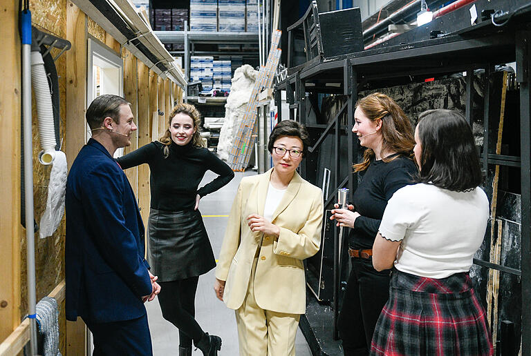 Anselm Müllerschön, Deborah Barbieri, Jieun Baek, Nina Mohr und Jojo Rösler erörtern die Vorzüge von Energy-Drinks oder die verblüffende Tatsache, dass eine Kollegin noch nie in ihrem Leben einen Burger gegessen hat. Anselm Müllerschön, Deborah Barbieri, Jieun Baek, Nina Mohr und Jojo Rösler erörtern die Vorzüge von Energy-Drinks oder die verblüffende Tatsache, dass eine Kollegin noch nie in ihrem Leben einen Burger gegessen hat.
