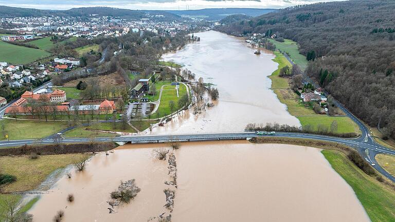 Die fränkische Saale bei Bad Kissingen ist  bei der Nordbrücke stark über die Ufer getreten. Links ist die Untere (Alte) Saline zu sehen.