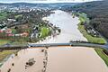 Die fränkische Saale bei Bad Kissingen ist  bei der Nordbrücke stark über die Ufer getreten. Links ist die Untere (Alte) Saline zu sehen.