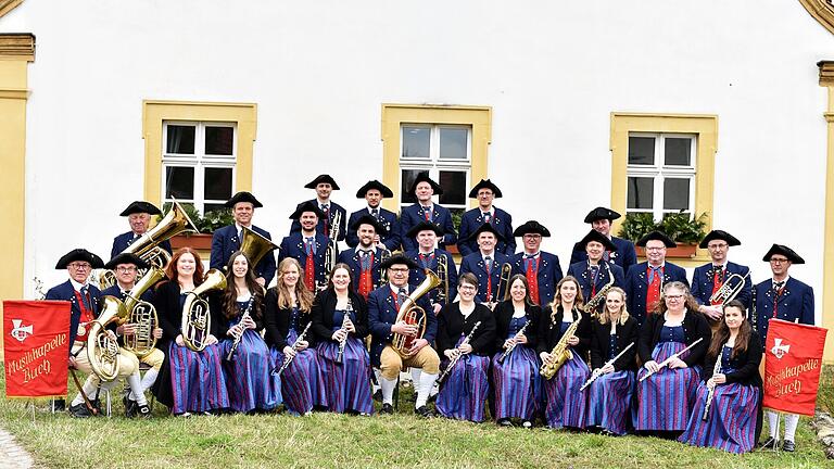 Zum 60-jährigen Bestehen präsentierte sich die Musikkapelle Buch mit ihrem Dirigenten Uwe Barthelme (vorne, Mitte).