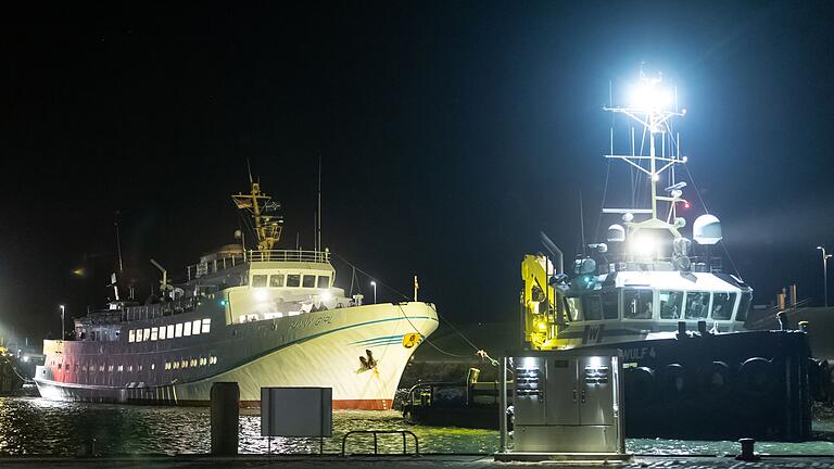 Manövrierunfähige Helgolandfähre erreicht Festland       -  Die Helgolandfähre wurde von Schleppern in den Hafen gebracht.