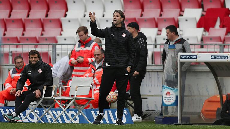 In ungewohnter Rolle: der derzeit verletzte Vize-Kapitän Daniel Hägele (links) hatte auf dem Co-Trainer-Stuhl neben Chefcoach Martin Lanig (rechts) Platz genommen. In ungewohnter Rolle: der derzeit verletzte Vize-Kapitän Daniel Hägele (links) hatte auf dem Co-Trainer-Stuhl neben Chefcoach Martin Lanig (rechts) Platz genommen.