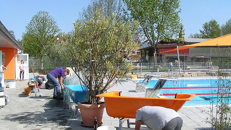 Ab 1. Mai lädt das Schwimmbad der Gemeinde Gelchsheim nach über dreijähriger Sanierungs-Pause wieder zum Schwimmen und Erholen ein. Am Samstag waren überall im Gelände und in den Gebäuden Frauen und Männer damit beschäftigt, alles für die Eröffnungsfeier auf Hochglanz zu bringen.