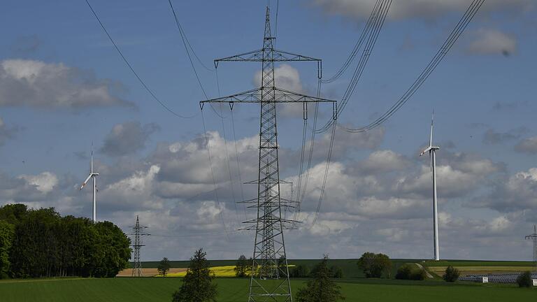 Hochspannung und Windkraft bei Stalldorf. Die Windkraftanlage rechts im Bild steht in dem von der VG Röttingen gemeinsam ausgewiesenen Sondergebiet, die Anlage links auf dem Gebiet des Büttharder Ortsteils Tiefenthal.&nbsp;