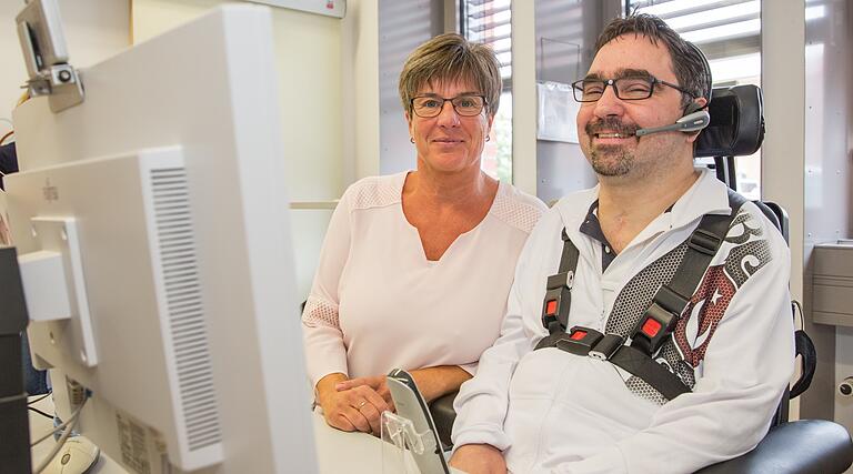 Sie sind ein Team, außer wenn es um Fußball geht: Uwe Herold mit seiner Kollegin Jutta Springer. Sie sind ein Team, außer wenn es um Fußball geht: Uwe Herold mit seiner Kollegin Jutta Springer.