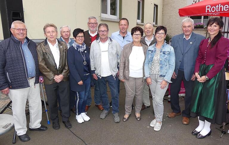 Ehre, wem Ehre gebührt: Zahlreiche passive Mitglieder des Musikvereins Weisbach ehrte die Vorsitzende Carina Lenhard (rechts) für ihre langjährige Treue.