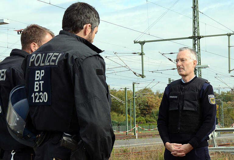 Kameradschaft ist auch bei der Bundespolizei wichtig: Jochen Fiedler als Polizeipfarrer bei einem Einsatz der Bereitschaftspolizei.