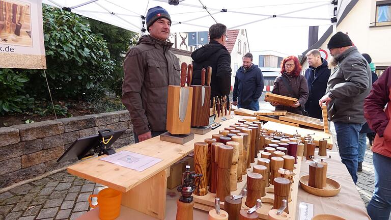 Thorsten Tröster bietet  schon seit vielen Jahren auf dem Sander Korbmarkt und anderen Veranstaltungen seine Drechselarbeiten an.