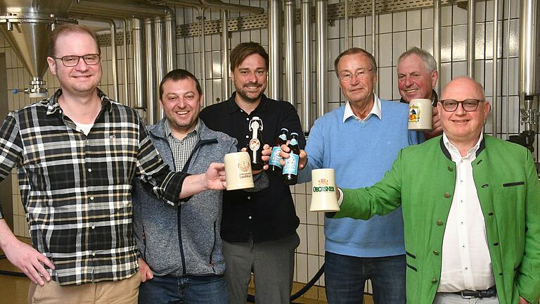 Klinisch rein geht es im Lagerkeller der Ochsenfurter Oechsner-Brauerei zu, in der sich die mainfränkischen Bierbrauer zum Pressegespräch getroffen haben. Im Bild von links: Peter Michael Himmel (Kesselring, Marktsteft), Martin Rank (Düll, Gnodstadt), Jacob und Karl-Heinz Pritzl (Kauzen, Ochsenfurt), Karl Wolf (Rüdenhausen) und Dietrich Oechsner.&nbsp;