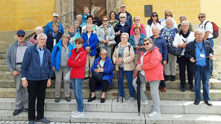 Gruppenfoto vor der Ursulinenkirche in Bruneck.